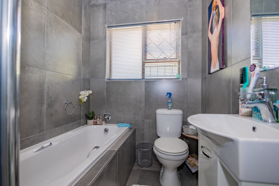 3 Bedroom Property for Sale in Somerset Park Western Cape